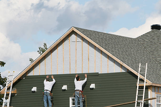 Professional Vinyl Siding technician working in Farmersville, OH